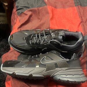 Nike Men's Black and Gray Athletic Sneakers
